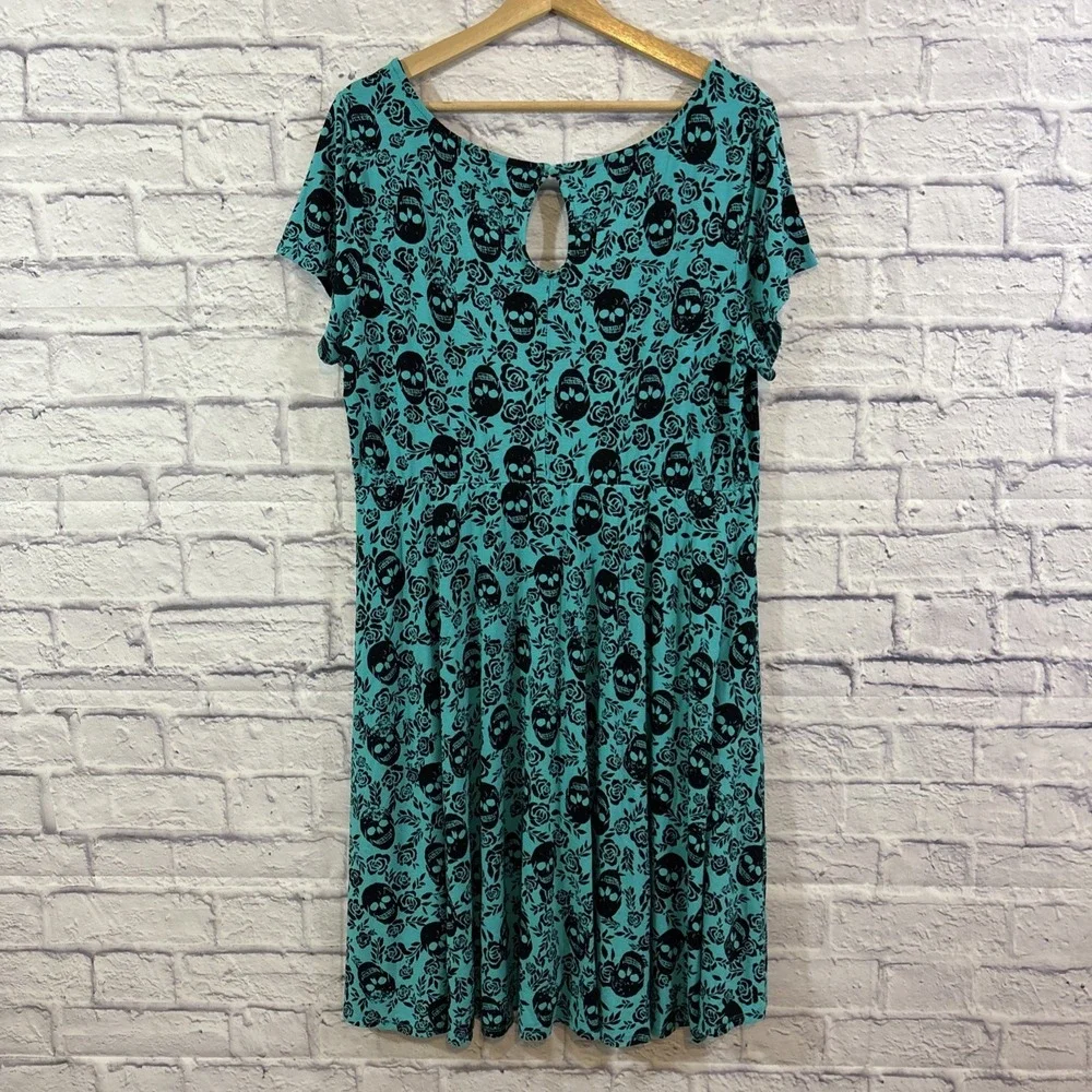 Torrid Size 2 Dress Skulls Roses Turquoise Black Keyhole Back Flowy Stretch Goth - Picture 6 of 7
